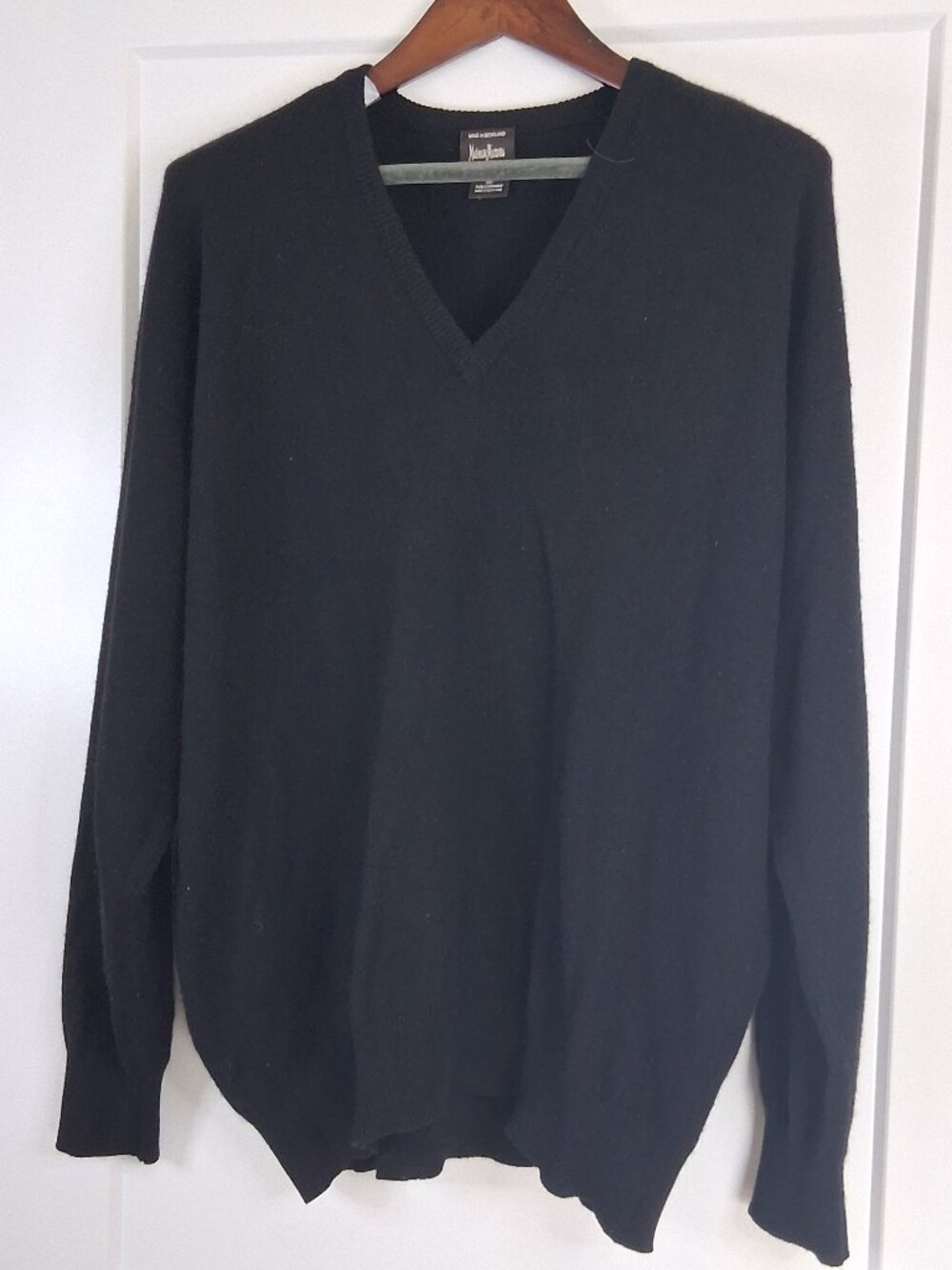 Neiman Marcus Men’s 100% Pure Cashmere V Neck Sweater Black Made Scotland